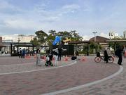 甲子園駅前に巨大あいみょんが出現してる