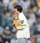 あいみょんが見事なノーバン投球 甲子園沸く しゃがみ込んで笑顔 ...