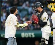 阪神　「なかなかノーバンできないですよ」岡田顧問ズバズバ評論、あいみょん始球式に拍手（スポニチアネックス） - Yahoo!ニュース