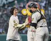 あいみょんが甲子園で始球式 坂本のストライク要求に応えて見事な ...