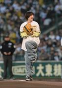 西宮市出身で熱烈虎党のあいみょん、甲子園の始球式でノーバン ...