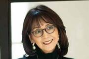 78歳 柏木由紀子 大人の上級モノトーンコーデを披露。「トムブラウン」の黒カーデに赤の「エルメス」バッグがアクセント「シックで落ち着いた印象が素敵」と反響。夫・坂本九さんのネックレスを重ね付け。