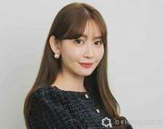 小嶋陽菜、美しすぎる胸元チラ見せ“マルセイユ”満喫ショット ...