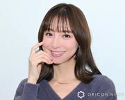 篠田麻里子、“超ミニ”で美脚披露「異次元」「美しいフォーム ...