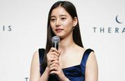 新木優子がボディライン際立つドレス姿で報道陣を魅了、挑戦し ...