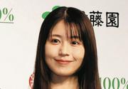 朝ドラヒロインから9年…「完全に女王様」有村架純、肩と鎖骨を ...