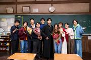 「圧巻だった」福山雅治＆有村架純ら『ブラック・ショーマン』大ヒット記念クランクアップ写真到着