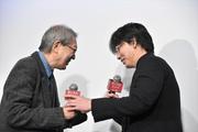 綾野剛、荒井晴彦監督の通訳を担当？ 映画『星と月は天の穴』の ...