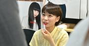 口紅を塗り直すモモコグミカンパニー。