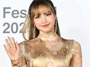 ファン感謝&挑発したBLACKPINK・リサの大胆な黒ボディスーツ【PHOTO】