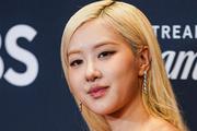 「下着みたいな服」の指摘相次ぐ…BLACKPINKロゼのファッション ...