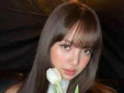 BLACKPINK・リサ、自らデザインに携わった衣装で存在感 「Kith Women ...