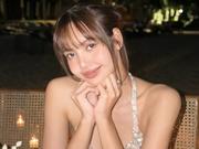 こんなに見せていいの？BLACKPINK・リサ、“肌見せ全開”の海辺 ...