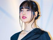 限界ギリギリ？BLACKPINK・リサ、腰までザックリ“大胆肌見せドレス ...