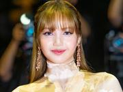 インナー透け透け…BLACKPINK・リサ、“衝撃シースルー”ドレス姿で ...