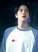 「BTS」Jin、グッチのジャケットに続きシカゴコンサートTシャツが ...