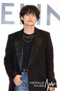 「BTS」V、米大学の講義に登場…「美の基準」の事例に