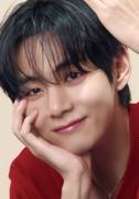 「BTS」V、興味深そうな眼差しと仕草が微笑み誘う（動画あり）