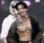 「BTS」Jung Kook、SoFiスタジアムを沸かせた彫刻のようなボディ