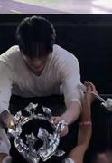 「BTS」Jung Kook、誕生日のステージで車いすのファンに王冠とTシャツ ...
