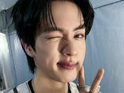 「BTS」JIN、キュートなウィンクとピース…「笑ってジャンプして ...