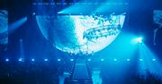 「BUMP OF CHICKEN TOUR ホームシック衛星2024」4月24日公演の様子。