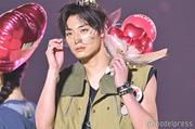 超特急アロハ、リムレスメガネで色気放出 不意打ち笑顔に歓声 ...