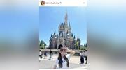 ＝ＬＯＶＥ瀧脇笙古、へそ出しコーデでディズニー満喫！「えぐかわいい！」「天使すぎる」「かわちい」