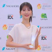 浜辺美波 純白ドレスにサファイアジュエリーを身につけて登場 ...