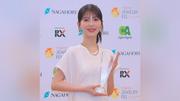 浜辺美波　純白ドレスにサファイアジュエリーを身につけて登場「この賞に恥じぬ自分に」７年ぶり２度目のベストドレッサー賞受賞