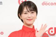 浜辺美波、おへそチラリミニ丈ニット姿披露「可愛すぎ ...