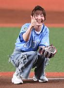 「可愛すぎるな、３６歳に見えない」マウンド降臨の人気美人声優にＳＮＳ衝撃　あちゃ～な大暴投姿が反響「めちゃくちゃいい顔してる」「めっちゃ良いフォーム、なおこの後…」（デイリースポーツ） - Yahoo!ニュース
