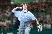 人気声優・花澤香菜さんが足上げ始球式 ポニテで登場→大暴投に ...