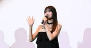 真夜の手に注目を促す早見沙織