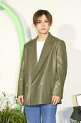 山田涼介 モスグリーンジャケットを爽やかに着こなして…英国香水 ...