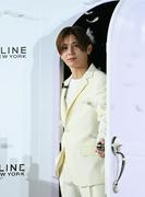 山田涼介 羽が舞う中で華やか登場 羽を伸ばす習慣は朝の ...