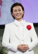 【画像】氷川きよしのソファを“占領する”愛犬たちに反響⇒ ...
