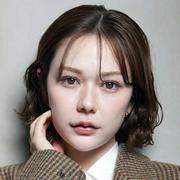 村重杏奈「ちょいお尻見えてセクシー」超ミニスカ＆大胆胸元露出 ...