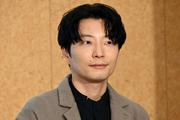 星野源、ひげ＆頬杖に「カッコイイ」「イケオジ」の声 左手薬指に ...