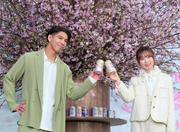 賀来賢人＆福原遥 “日本一早い”お花見で乾杯 俳句も披露