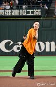 池田エライザ、ジャイアンツ戦の始球式に登場 三塁側に大きく逸れ ...
