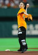 【巨人】池田エライザが黒髪ポニーテールを揺らしながらスリー ...