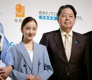 林芳正総務大臣 板野友美「ともちん」呼びで「この社長のもとで ...