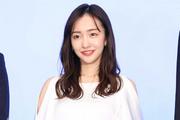 板野友美、ミニスカ“ギャルコーデ”にファン仰天「同い年とは ...