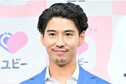 「この手は誰？」 まさかの“ムギュ顔”賀来賢人にネット「可愛く ...