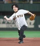 神木隆之介 18年ぶり始球式はまさかのサイドスロー「緊張してい ...
