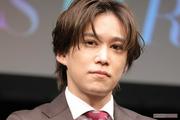 『キスマイ』千賀健永「デカすぎネックレス＆ダメージジーンズ ...
