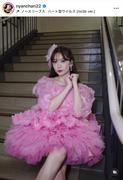 小嶋陽菜「ハート型ウイルスどうぞ」ピンクフリルドレス姿に反響 ...