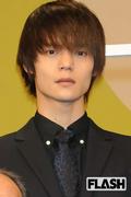 窪田正孝、主演舞台オフショットの「目元の異変」に困惑の声続出 ...