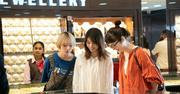 有村架純＆黒木華＆南沙良、シンガポールで“金密輸” 『マジカル ...